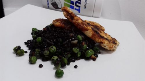 Жареная куриная грудка с черной чечевицей: готовое блюдо