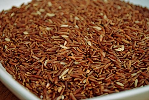 Коричневий рис дійсно містить багато вуглеводів, а ось білка в ньому міститься мало